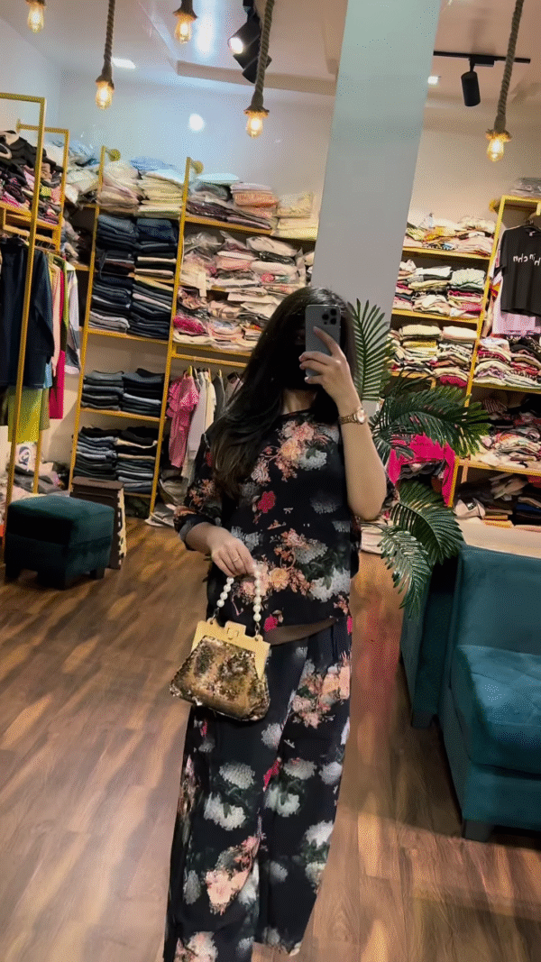 Women’s Multicolor Printed Kurta with Pearl Handle Mini Bag – Ethnicwear Store Mirror Portrait Look - Image 4
